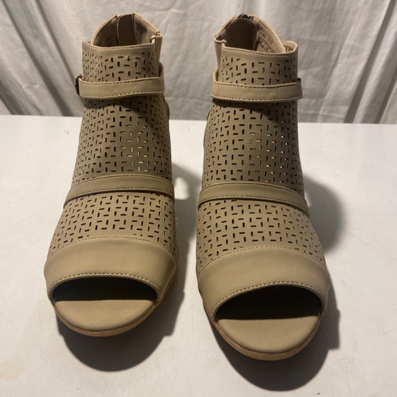 Easy street tan cutout ankle booties 2” block heels size 10 NWT - Picture 2 of 6